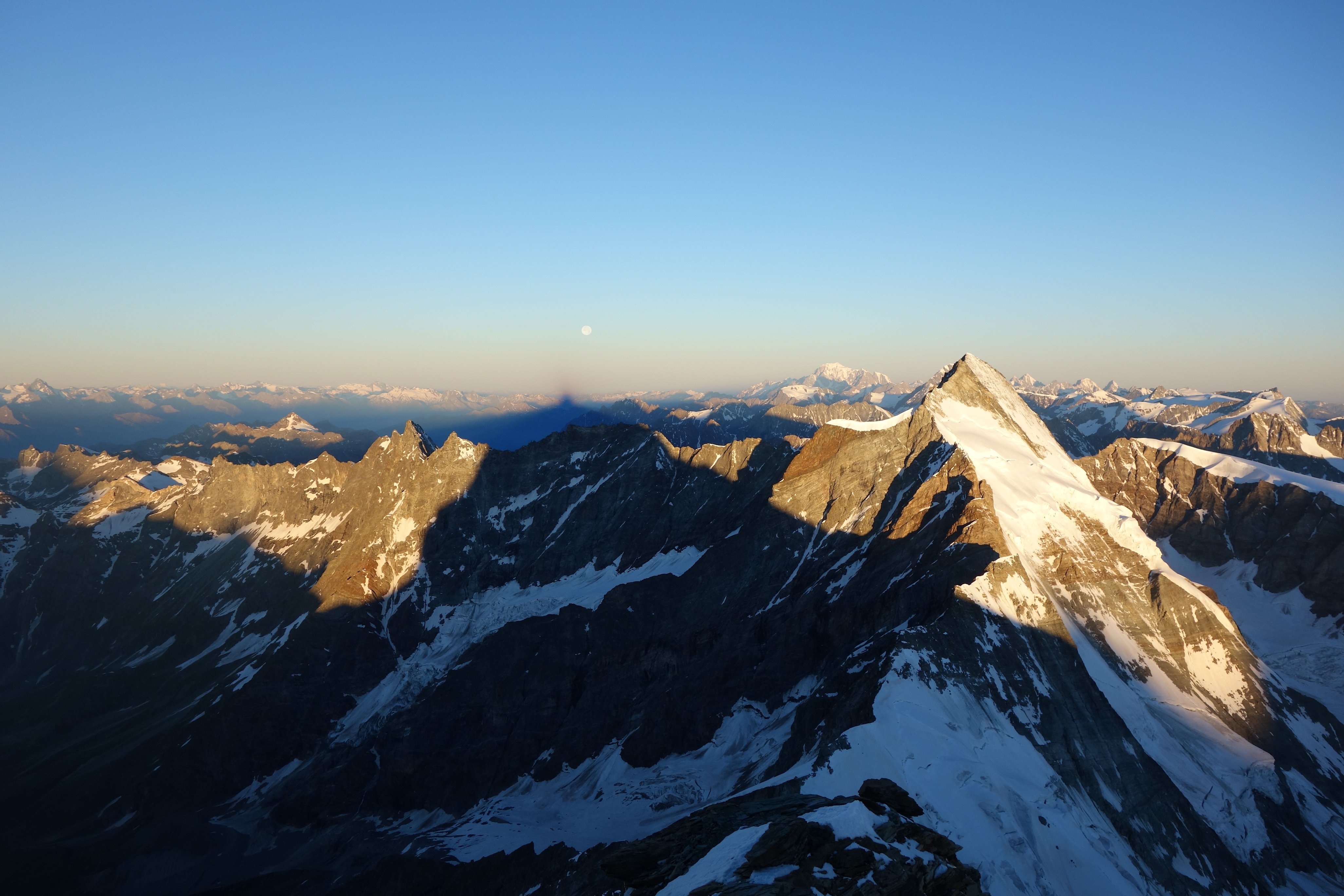 Le cône du Cervin au petit matin.